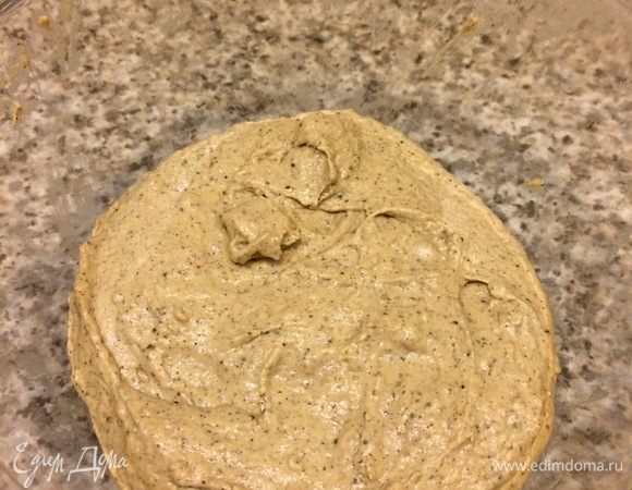 Миску с тестом затянуть пленкой и оставить при комнатной температуре на 2–3 часа, а потом убрать в холодильник на 8–10 часов.