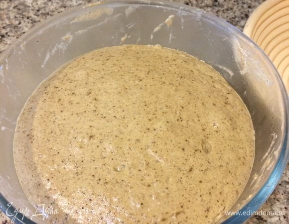 Спустя указанное время достаем миску с тестом из холодильника.