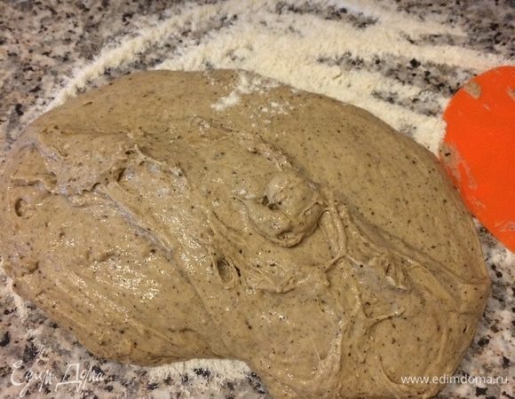 Рабочую поверхность хорошо присыпать мукой и переложить тесто.