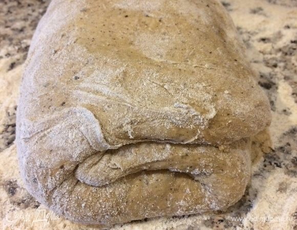 Сверху тесто тоже слегка присыпать мукой. Теперь начинаем складывать тесто методом «stretch and fold», пока оно не начнет держать форму. Я свернула свое тесто два раза.