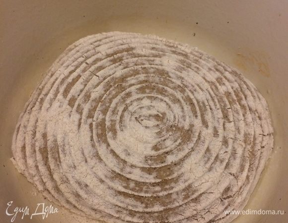 Спустя указанное время достаем чугунок, аккуратно перекладываем хлеб в чугунок швом вниз, накрываем крышкой и отправляем в духовку.