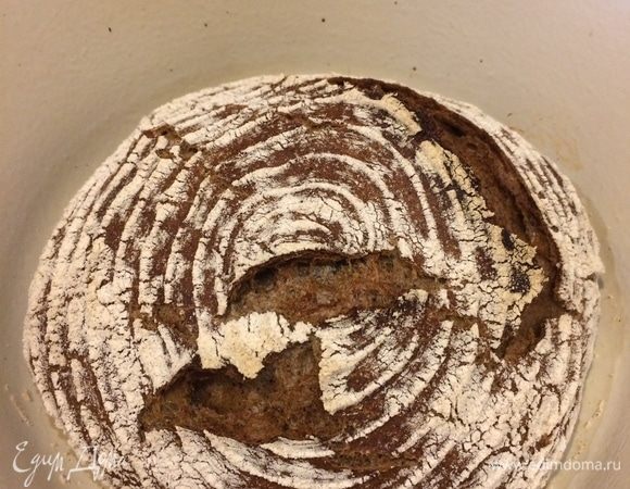 Выпекаем хлеб 20 минут при 220°C, а затем уменьшаем температуру до 200°C, снимаем крышку и выпекаем еще 20–30 минут. Ориентируйтесь по своей духовке!