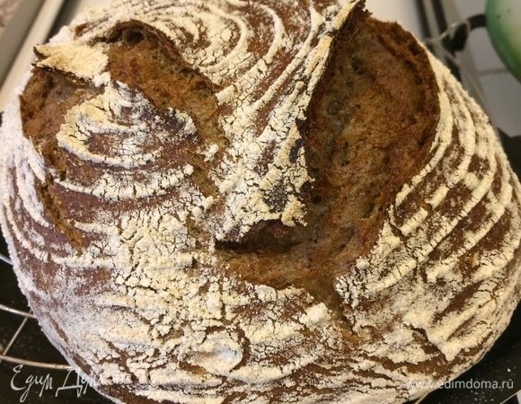 Готовый хлеб достать и полностью остудить на решетке.