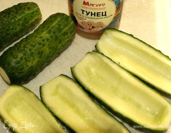 Яйца заранее отварить. Огурцы тщательно промыть. Удалить плодоножки. Разрезать на две части и извлечь мякоть.
