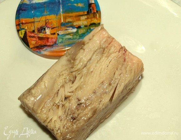 Консервированный тунец ТМ «Магуро» извлечь из банки.