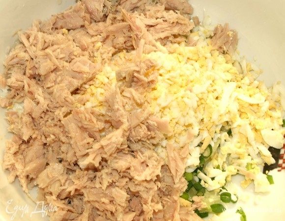 Мелко раскрошить и добавить к остальным ингредиентам.