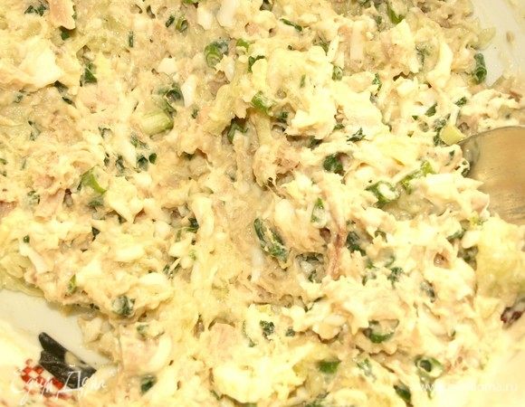 Соединить соус с остальными продуктами. Перемешать. Если необходимо, то добавить соль.