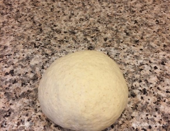 Месить надо 7–10 минут. Мы должны получить очень нежное и гладкое тесто. Если воды окажется мало, то можно добавить еще немного.