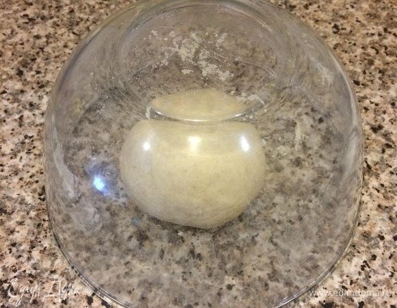 Тесто накрываем полотенцем или миской и оставляем на 15 минут.