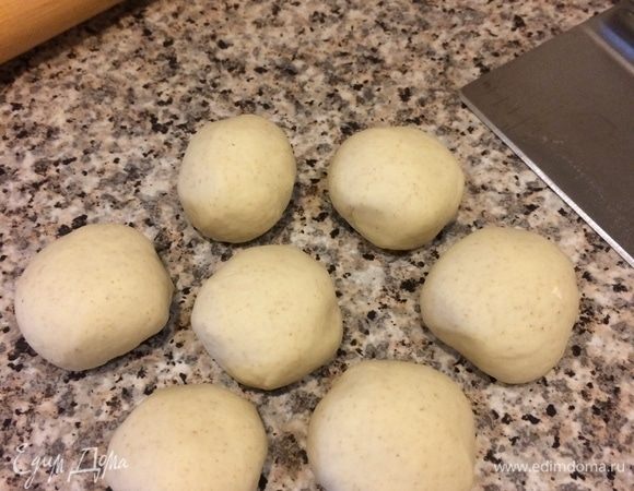 Спустя 15 минут делим тесто на 7 частей, формируем колобки, накрываем и оставляем еще на 15–20 минут.