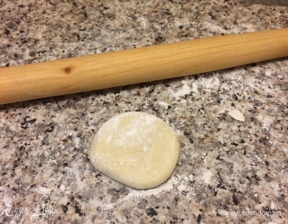 Ставим противень в духовку и нагреваем ее до 230–240°C. Начинаем раскатывать колобки из теста.