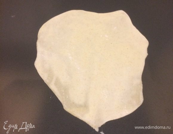 Полученные листы аккуратно перекладываем на горячий противень и выпекаем 5–7 минут.