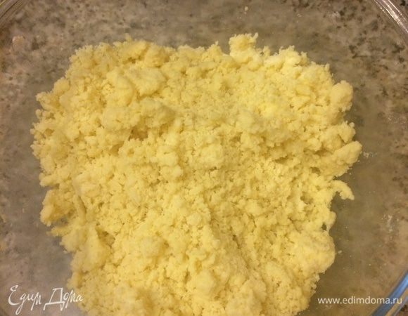 В миске смешать: муку, соль, холодное сливочное масло и перетереть все в крошку.