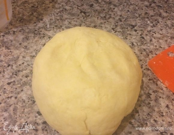 Затем начать постепенно добавлять ледяную воду. Быстро замесить тесто (тесто не надо долго месить! оно просто должно собраться в шар). Завернуть тесто в пленку и отправить в холодильник на 1 час.