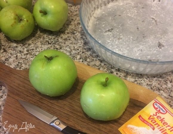 Пока тесто отдыхает, смазываем форму для выпечки маслом и присыпаем мукой, и нагреваем духовку до 220°C.