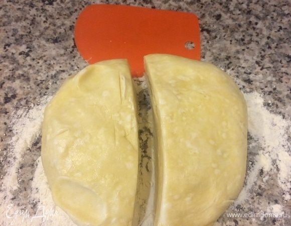 Тесто достать, разделить на две части.