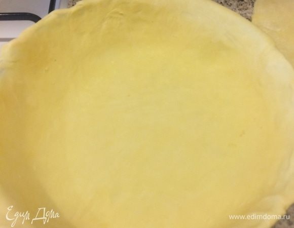 Раскатать одну часть теста, распределить по форме и поставить форму с тестом в холодильник.