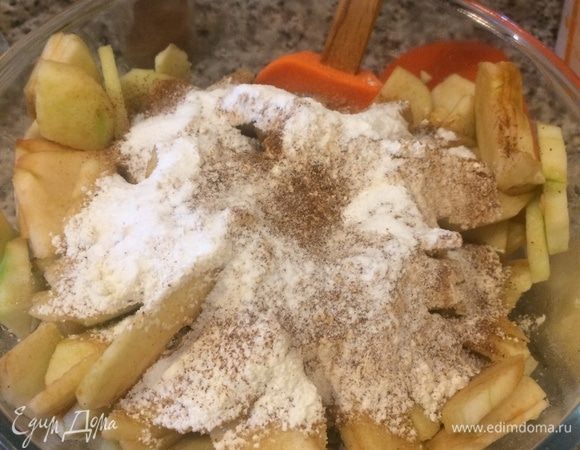 Яблоки очистить, нарезать и смешать с лимонным соком. Муку смешать с сахаром, ванильным сахаром, солью, корицей, добавить к яблокам и перемешать.