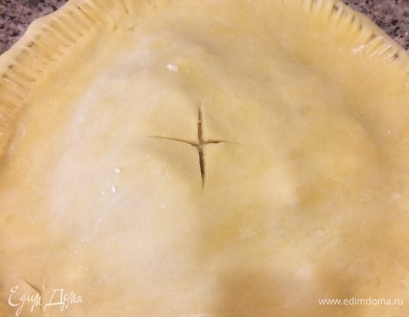 Быстро раскатать вторую часть теста, накрыть им начинку и хорошо защипать края теста. В середине делаем небольшой надрез.
