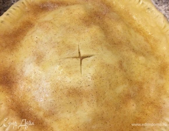 Желток смешать с молоком. Смазать верх пирога и посыпать сахаром с корицей.