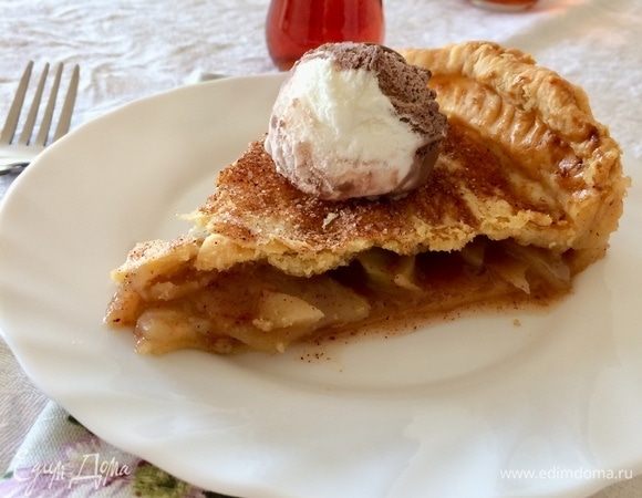 Готовый пирог достать, слегка остудить и подавать.