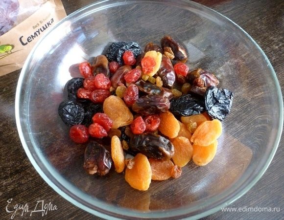 Подготовить сухофрукты для цимеса. Хорошо промыть. Сухофрукты можно взять любые по своему вкусу, подойдет и вяленый инжир, и сливы.