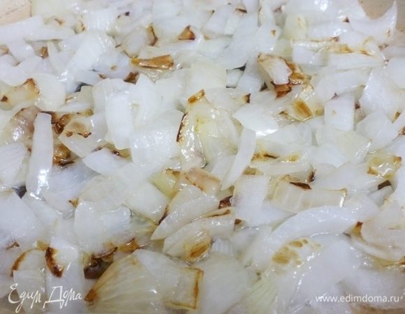 Лук нарезать и обжарить до золотистого цвета с щепоткой сахара.