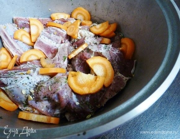 Баранину нарезать кусками (у меня ребра и мякоть). При желании можно куски слегка обжарить. Приправить солью, специями, дать пропитаться 30 минут. Морковь нарезать пятачками. Сложить в казан.