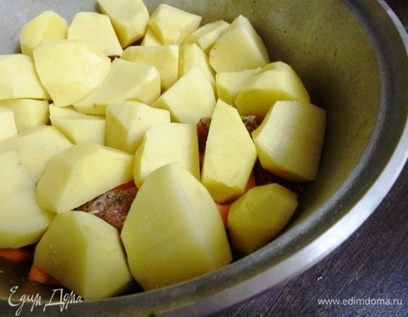 Картофель нарезать крупными кусками. Это второй слой цимеса. Посолить.