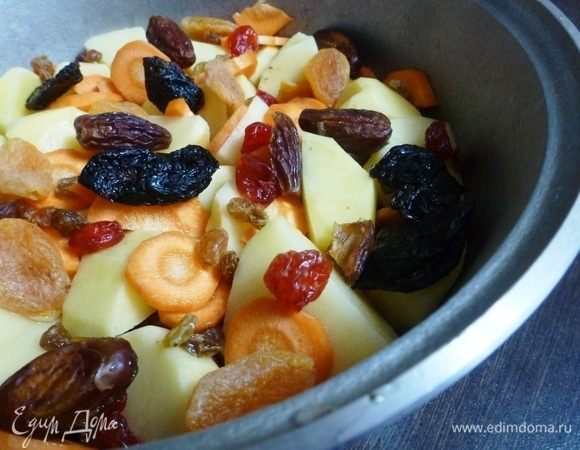 Всыпать сухофрукты.
