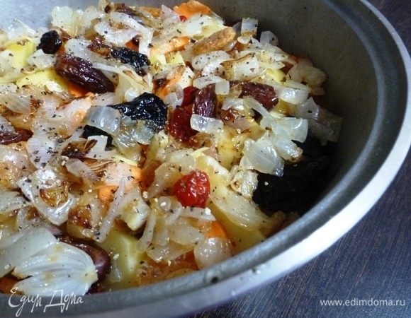 Последний слой — обжаренный лук. Приправить солью, перцем. Никакой жидкости не надо! Закрыть крышкой или плотно прикрыть фольгой, если крышка высокая, или на крышке есть пластмассовая ручка.