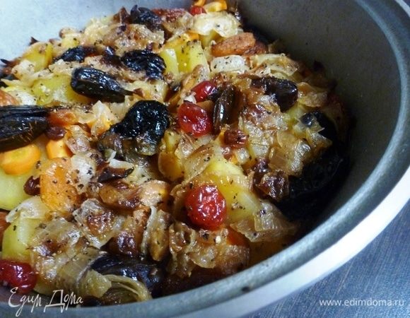 Отправить в духовку на 2 часа при температуре 200–190°C. Затем огонь убавить до 160°C и готовить еще 1 час. Выключить огонь и дать слегка остыть. Затем аккуратно перемешать все ингредиенты. Ох и вкуснятина получается, скажу я вам!