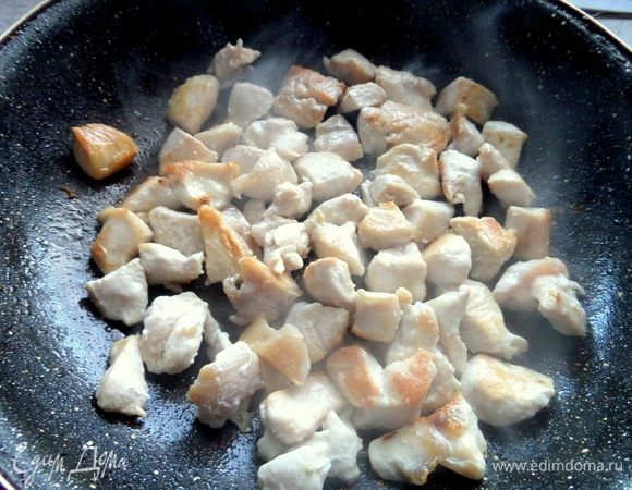 Куриное филе нарезать на удобные кусочки, перенести в сковороду с разогретым маслом.