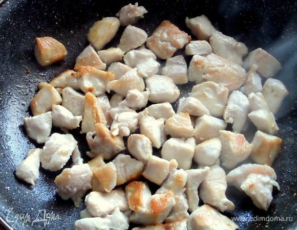 Посолить. Обжарить до готовности, помешивая.