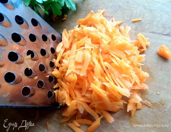 Морковь натереть или использовать корейскую, если есть.