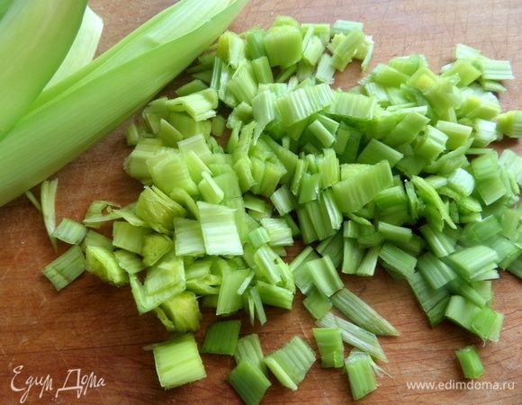 Лук-порей или зеленый лук нарезать.