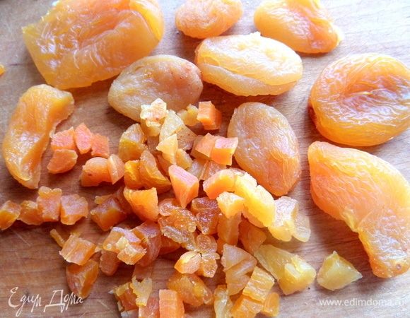 Курагу нарезать мелко.