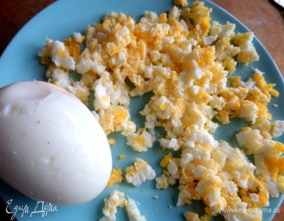 Яйцо одно решила размять вилкой, второе — для украшения верха.