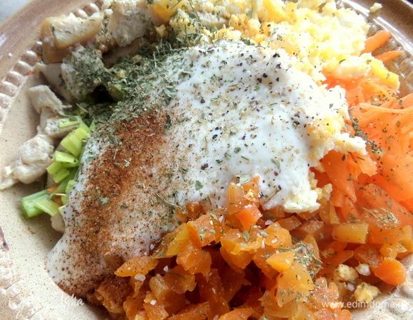 Заправляем, добавляем приправы для вкуса.