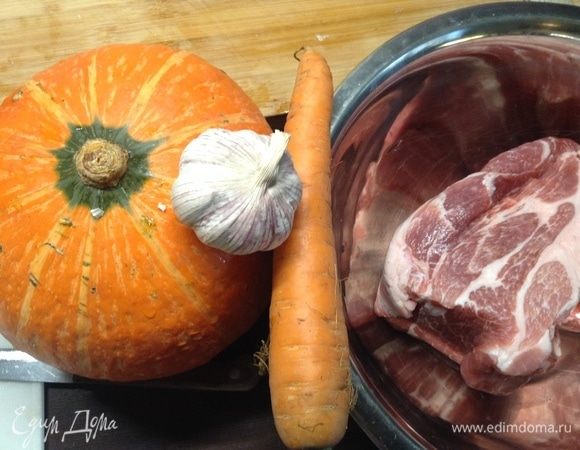 Берем тыкву (тут вот круглая подходит, вроде, лучше всего), чеснок, мясо, специи. Морковка просто попалась:)