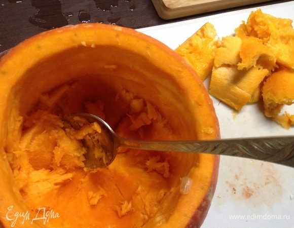 Ложкой (ножом тоже придется помогать) вырезаем так, чтобы толщина стенок 1,5–2 см осталась.