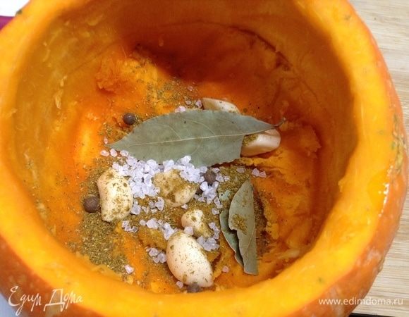 На дно — соль, чеснок, хмели-сунели, лаврушка, перец.