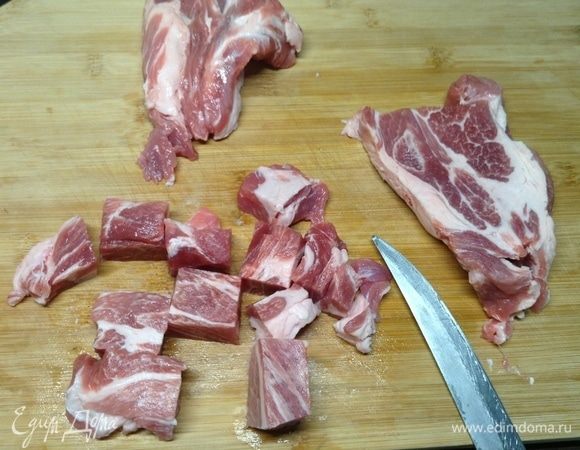 Мяско нарезали кубиками. Если жирненькое, как на картинке тут, то, на мой взгляд, можно и без жира добавочного обойтись, ну или если мясо более пресное (может, говядина), то масла растительного чуть или сала. Тут — кто что:)