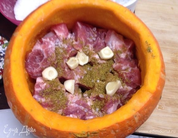 Посолили, приправки, чеснок.