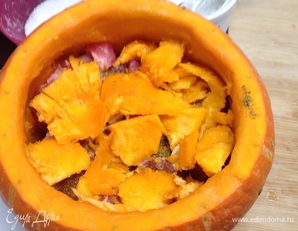 Прикрыли сверху мясо частью тыквенных «внутренностей».