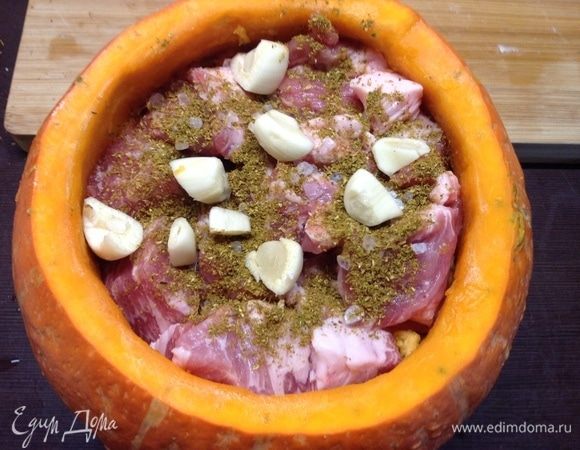 Второй слой мяса, приправ, чеснока...