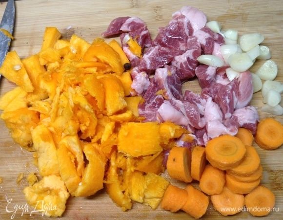 Смешали остатки мяса, чеснока, тыквы, соль, перец, приправа... Тут вот та самая морковка завалявшаяся попалась :)