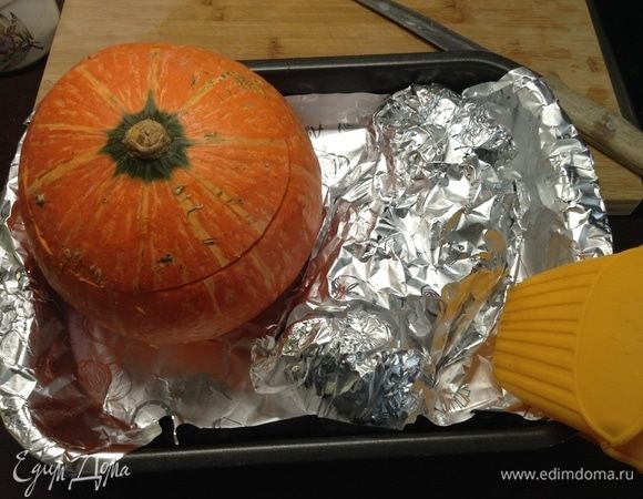 На противень и «кастрюльку» и «фольгу». И в духовку на 180°C на пару часов, может, меньше чуть.