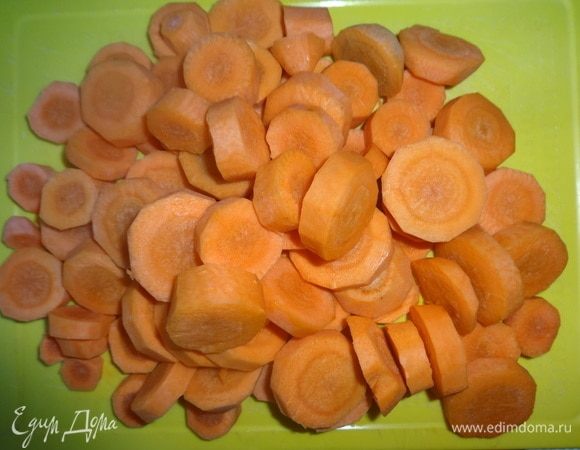 Морковь вымыть, обсушить, очистить от кожуры. Нарезать кружками толщиной около 1 см.