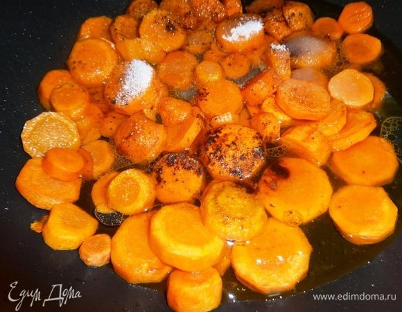 Всыпать в сковороду с морковью сахар и корицу, влить стакан воды, убавить огонь.